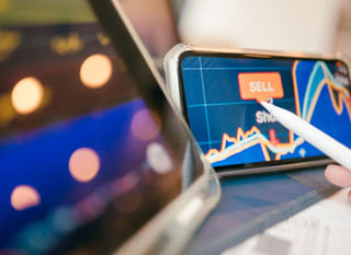Forhandler på flere markeder, der analyserer Bitcoin, Ethereum og valutamuligheder