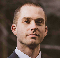 Portræt af Thomas Whitfield, ekspert i kryptomarkedet og analytiker i kryptohandel